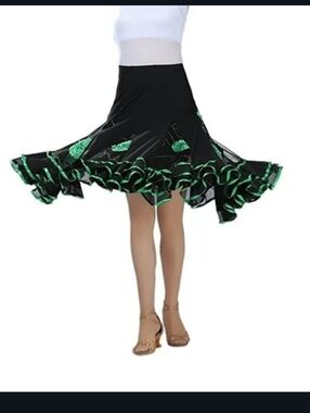 Add a touch of vintage charm to your wardrobe with this stunning black midi skir